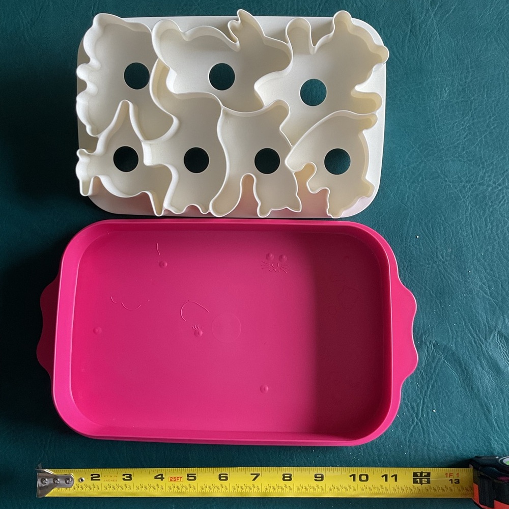 Vintage Tupperware Jell-O animal or cookie mold